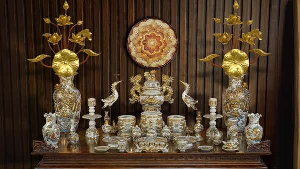 Ba bát hương trên bàn thờ