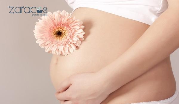 Bà bầu bế bé trai hạnh phúc
