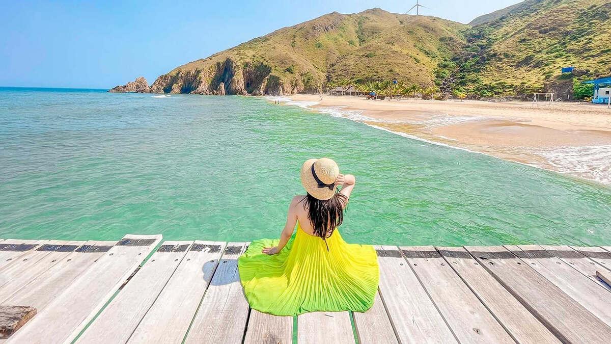 Bãi biển cát trắng nước trong xanh ngắt trong giấc mơ