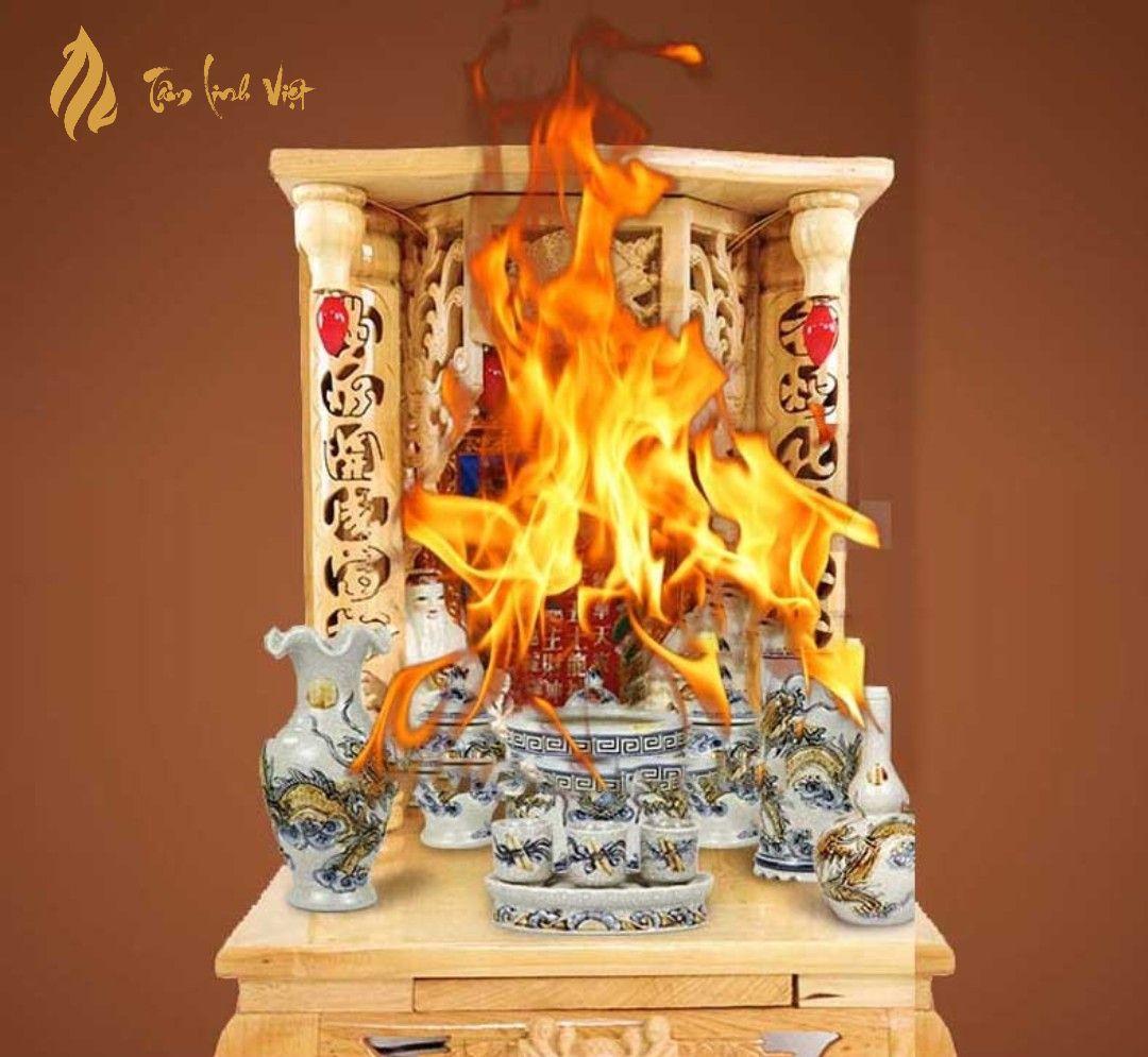 Bàn thờ Ông Địa Thần Tài sạch sẽ, hương khói nghi ngút