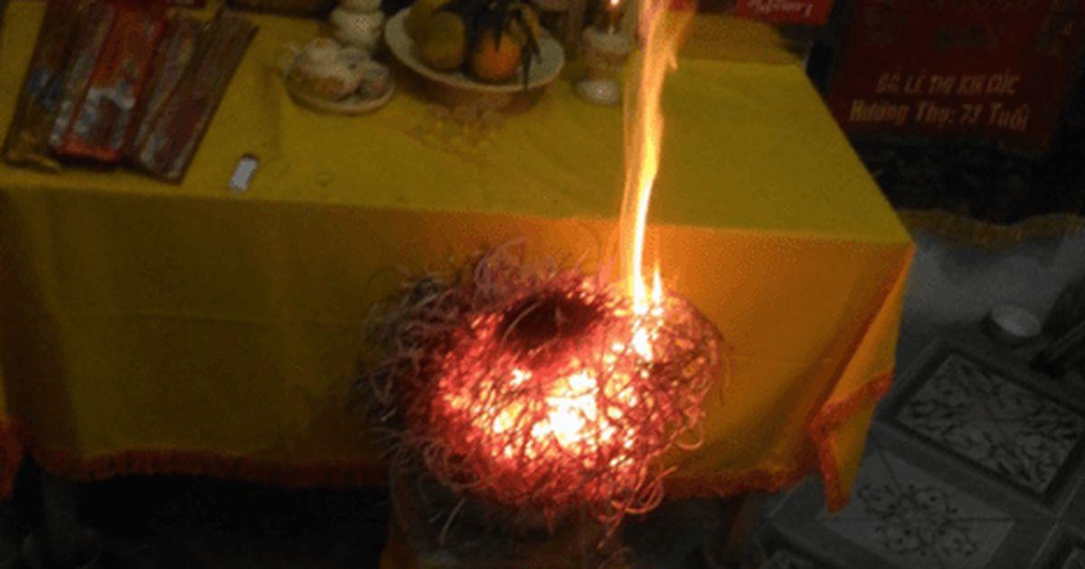 Bát hương bốc cháy dữ dội