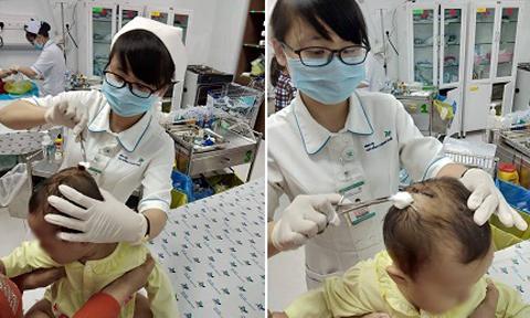 Bé gái cười trong vòng tay mẹ