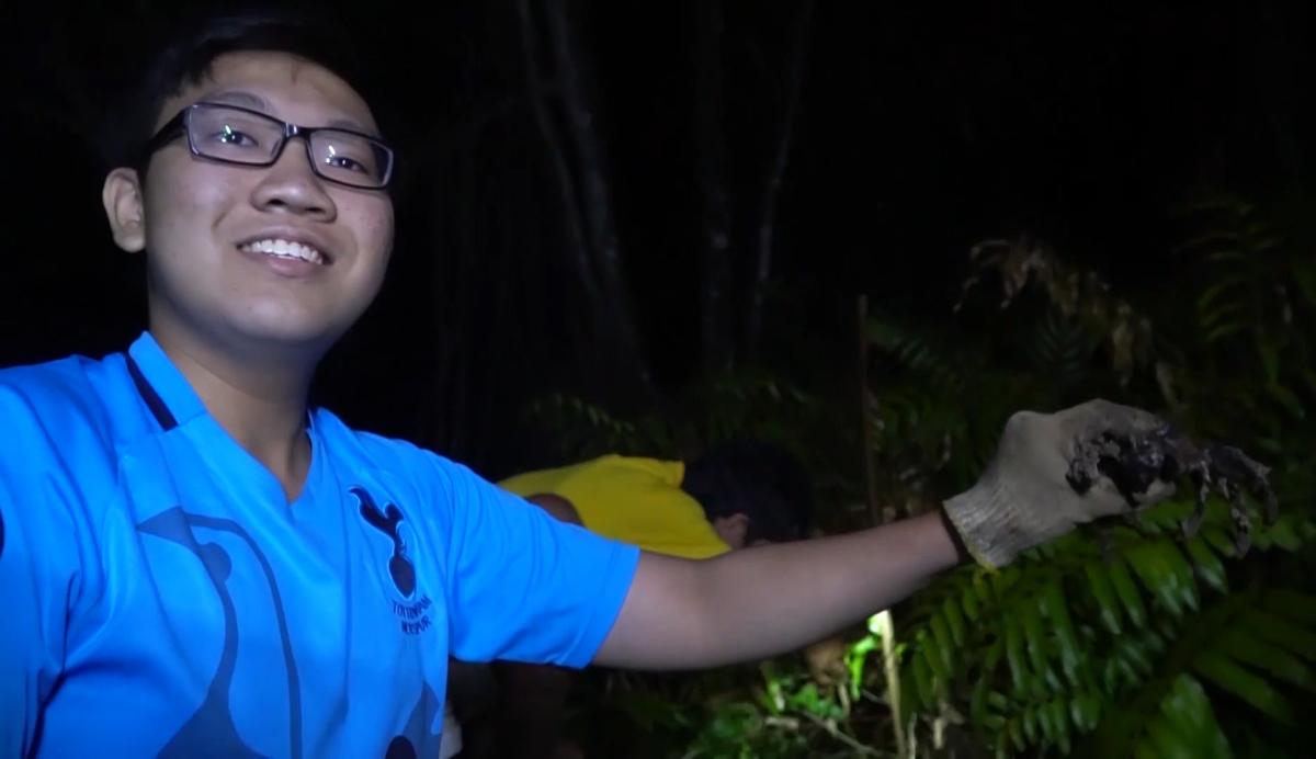Bơi xuồng ban đêm