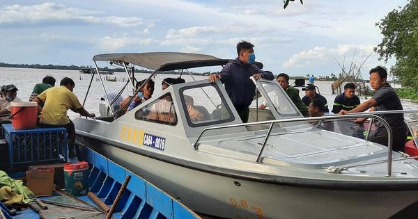Bơi xuồng gặp sóng gió