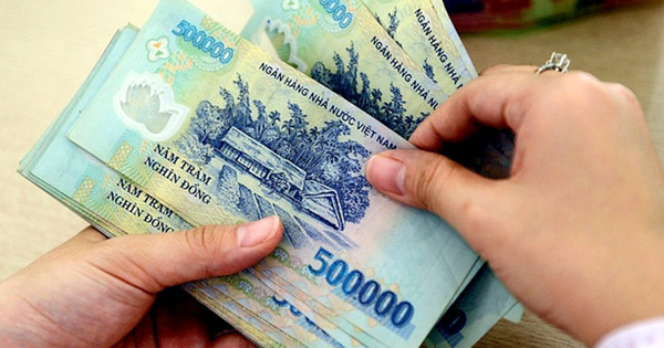 Chị gái cho tiền giấy
