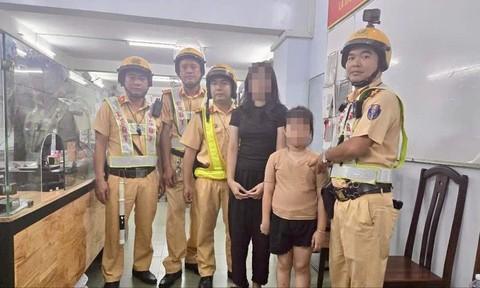 Con gái đi lạc nơi đông người