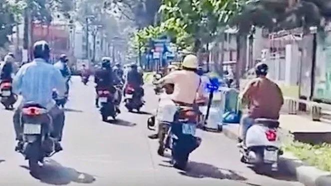 Công an giao thông đuổi xe máy