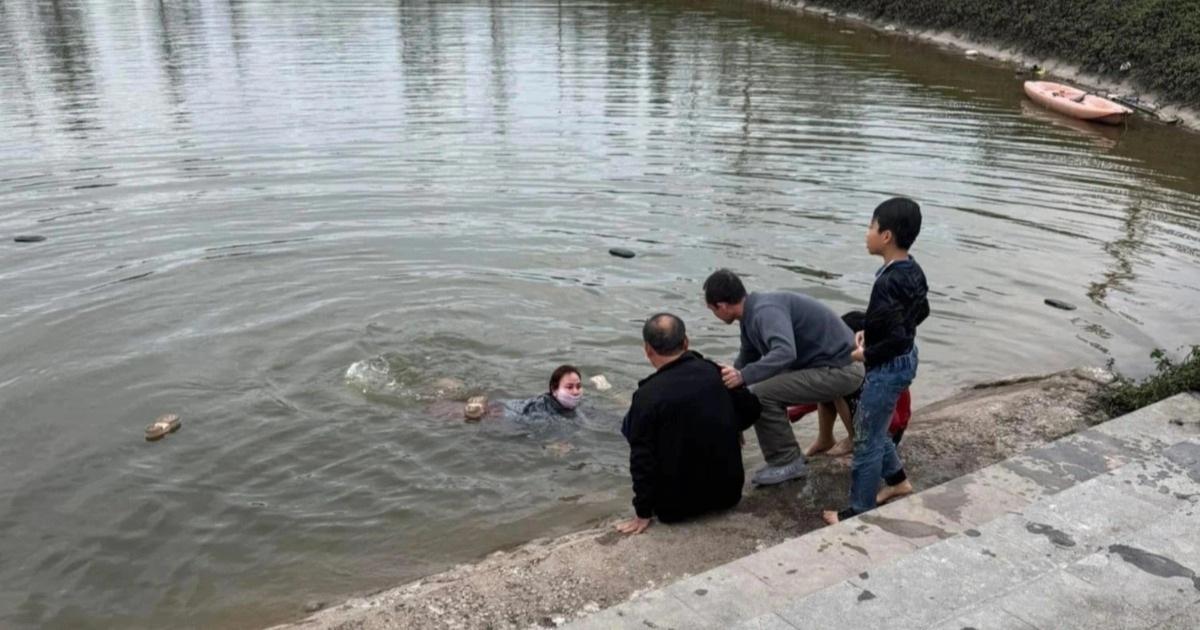 Cứu em bé rớt xuống nước sông