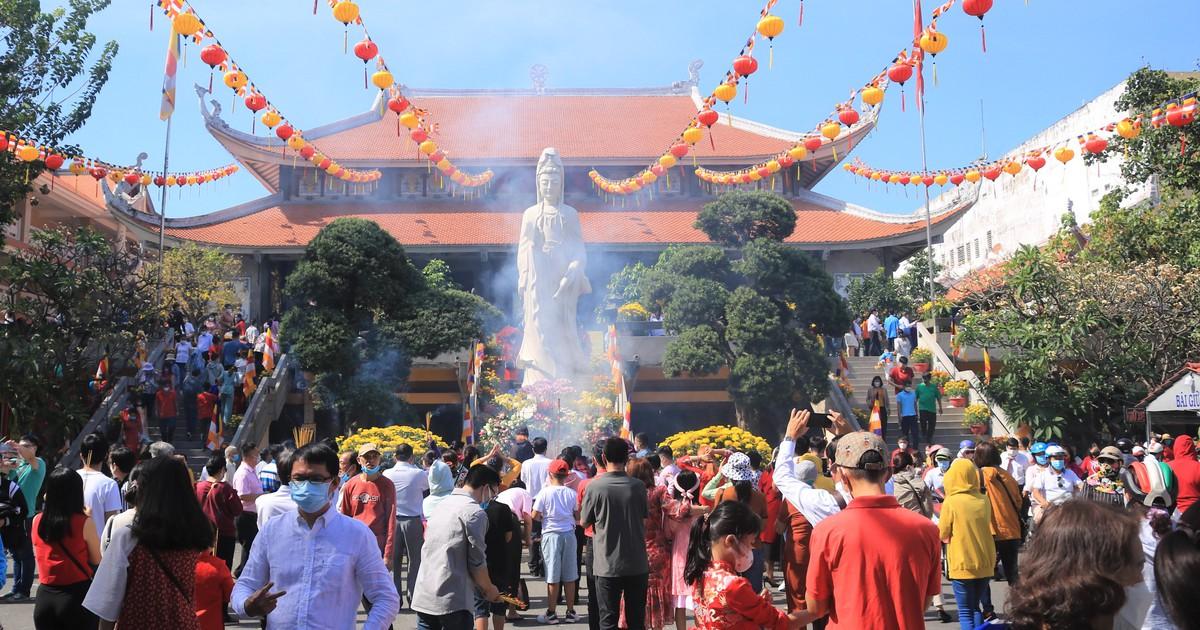 Đi chùa thắp nhang đông người