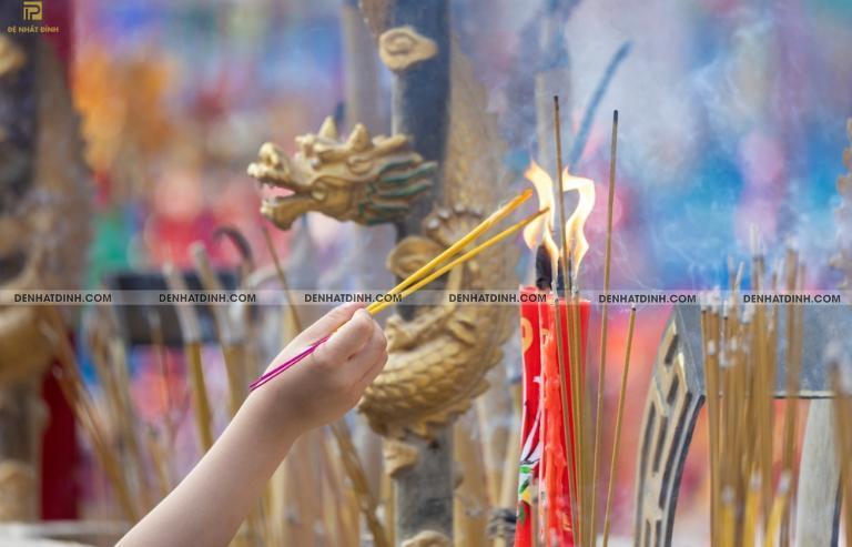 Đi chùa thắp nhang một mình