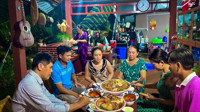 Gia đình quây quần ăn uống