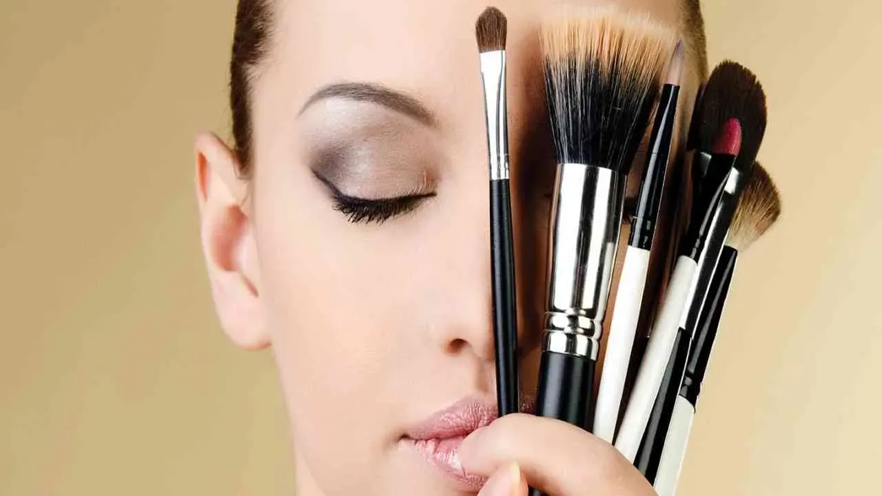 Giải mã giấc mơ mua đồ trang điểm