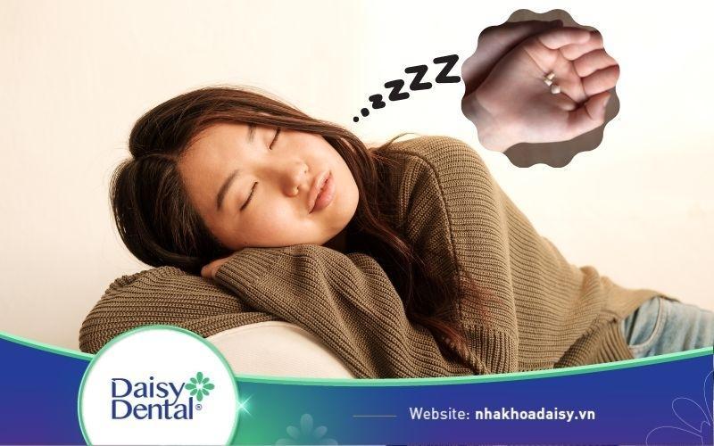 Giải Mã Giấc Mơ Thấy Em Vui Với Ai Trong Vòng Tay