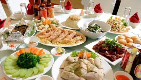 Khách đến nhà ăn cơm