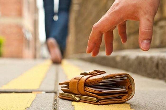 Lượm Tiền Lẻ Của Người Khác