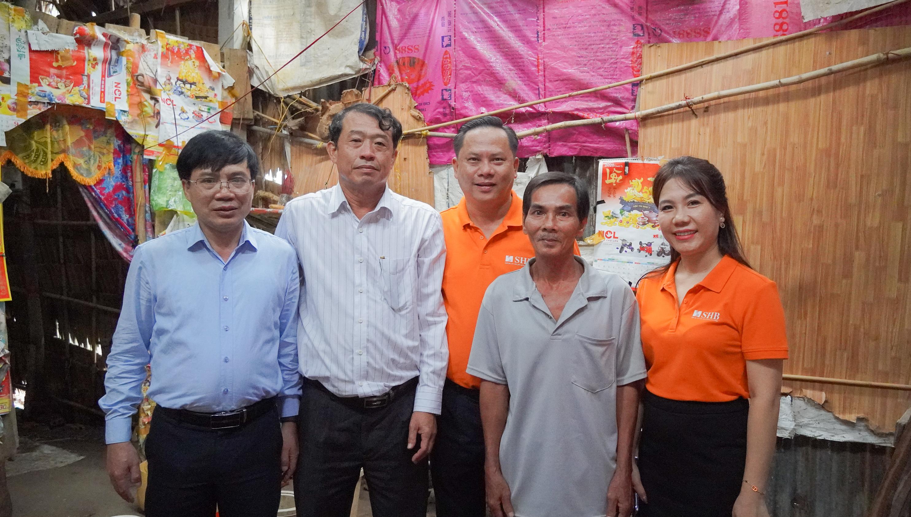 Mái nhà dột nước trong giấc mơ