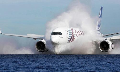 Máy bay hạ cánh êm ái trên đường băng