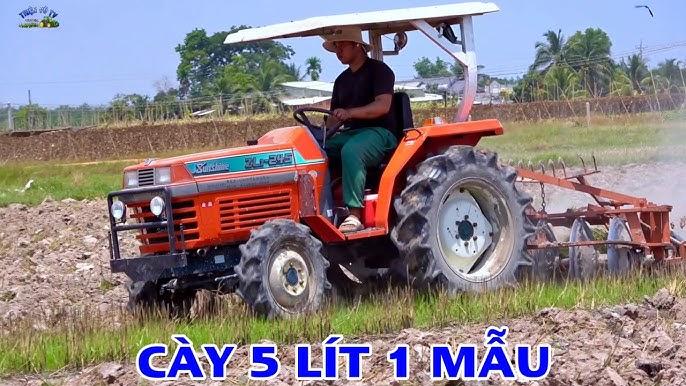 Máy cày đang cày ruộng