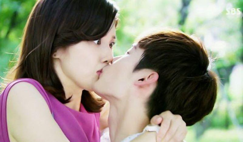 Nằm mơ thấy người lạ hôn môi mình