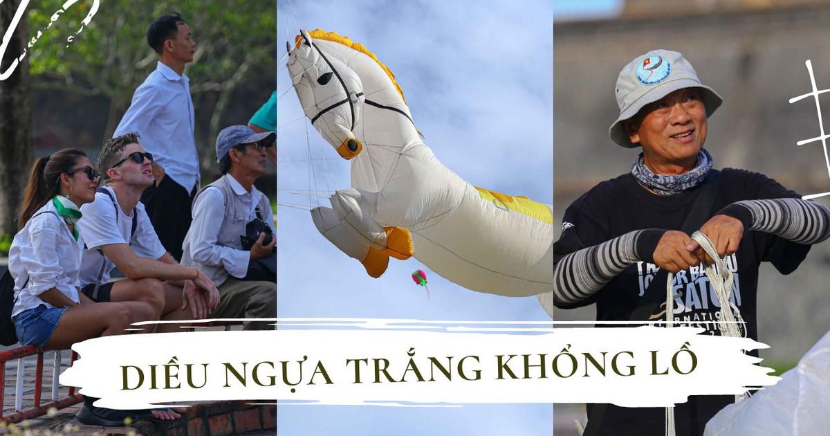 Ngựa trắng bay trên bầu trời