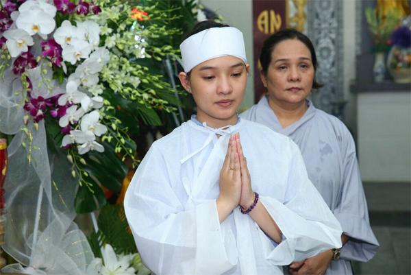 Nhiều người đội khăn tang trong đám tang