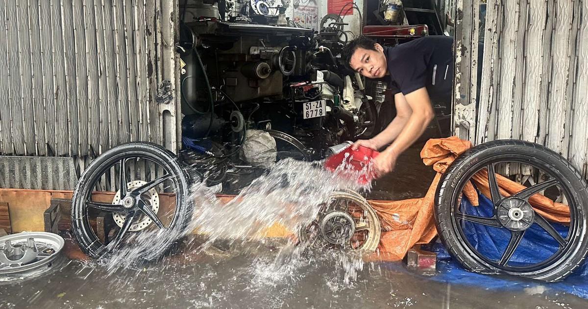 Nước mưa tràn vào nhà ngập khắp nơi