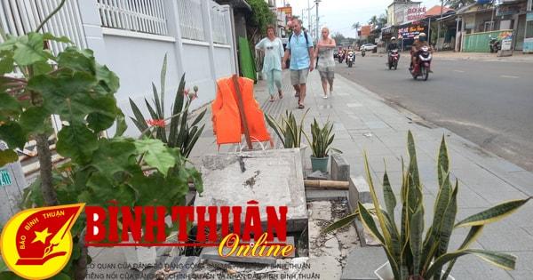 Nước ngập đường bẩn