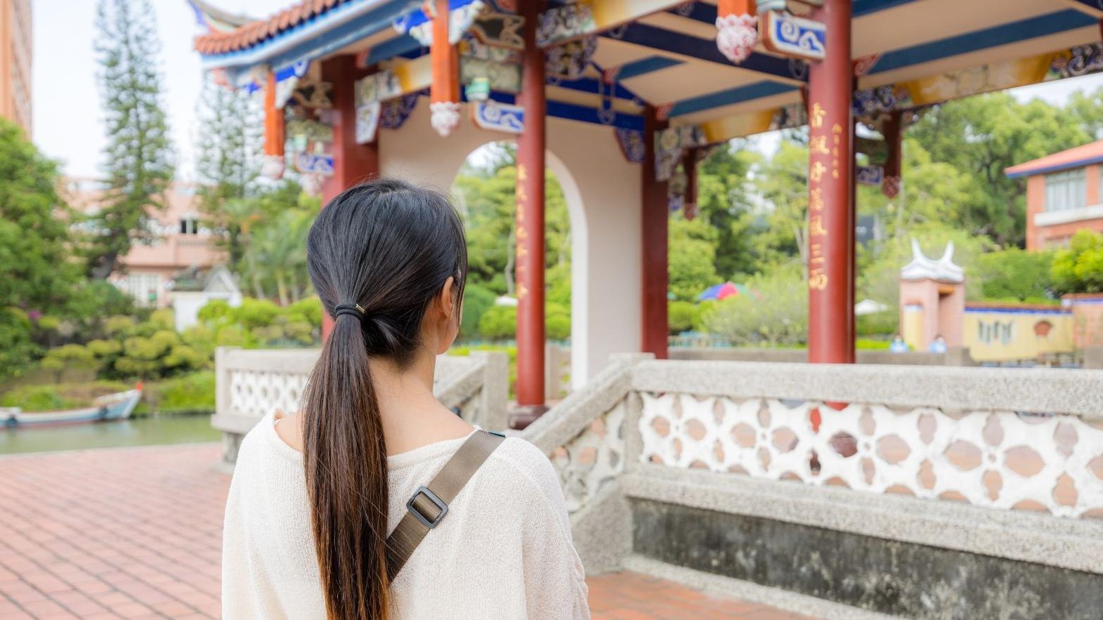 Thai phụ đi chùa thắp hương