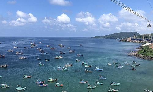 Thuyền đánh cá trên biển trong giấc mơ