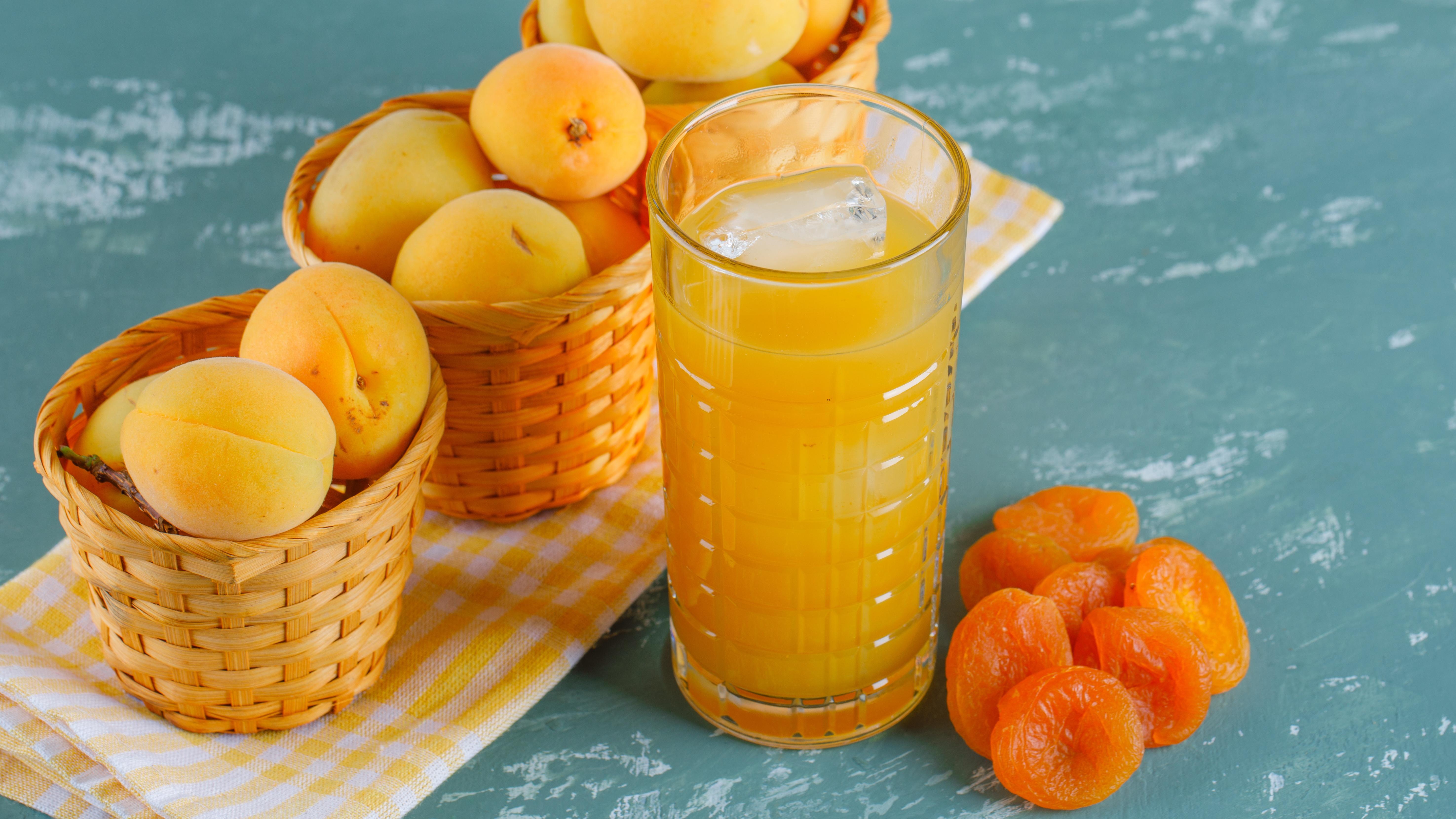 Uống nước từ chai trong mơ