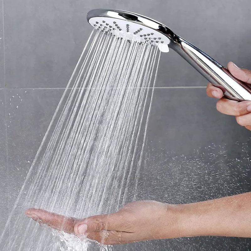 Vòi nước chảy mạnh trong nhà